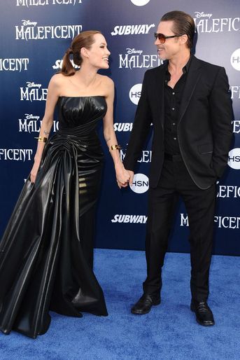 Angelina Jolie et Brad Pitt (ici en 2014) - La relation entre les deux acteurs a d'emblée été teintée de scandale puisqu'ils auraient entamé une romance en 2005 sur le tournage du film «Mr. & Mrs. Smith» alors que monsieur était toujours marié à Jenifer Aniston. L'arrivée de leur premier enfant Shiloh en 2006 a confirmé cette idylle. Les «Brangelina» et leurs six enfants ont formé une joyeuse famille jusqu'en 2016, lorsque l'actrice a demandé le divorce en citant des différends irréconciliables, deux ans après leur mariage. S'en est suivi un long bras de fer juridique autour de la garde des enfants, Angelina Jolie se battant pour en avoir la garde complète, dénonçant notamment l'abus d'alcool de Brad Pitt. Abus pour lequel il a suivi une cure. 