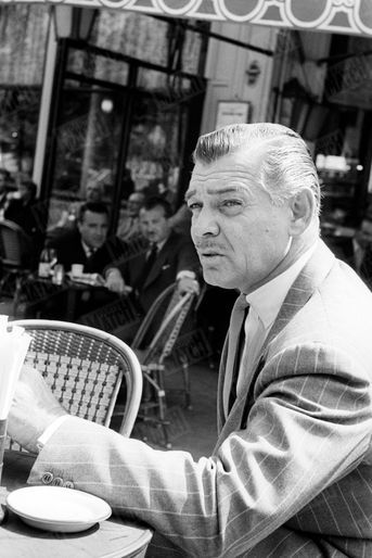 Clark Gable à la terrasse du Fouquet&#039;s sur les Champs-Elysées, en mai 1952.