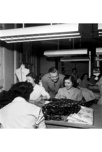 «Chez Dior, Clark Gable a surpris les cousettes dans l&#039;atelier de Mme Nicole.» - Paris Match n°167, 24 mai 1952
