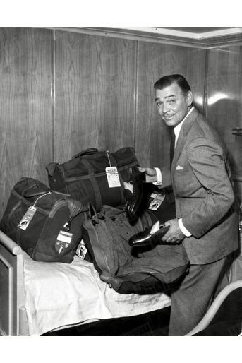 Clark Gable pose pour Match dans sa cabine du paquebot Liberté, en mai 1952.
