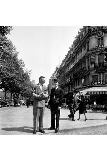 Clark Gable devant le Fouquet&#039;s, sur l&#039;avenue des Champs-Élysées, en mai 1952.