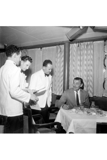 Clark Gable au restaurant du paquebot Liberté, en mai 1952.