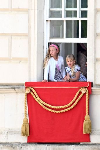 Savannah et Isla Phillips à une fenêtre de Buckingham Palace à Londres, le 2 juin 2022