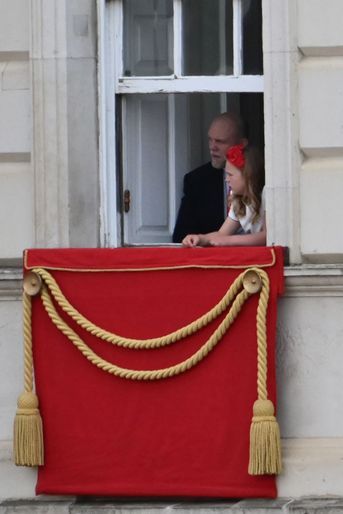 Mia Tindall avec son père Mike aux fenêtres de Buckingham Palace à Londres, le 2 juin 2022