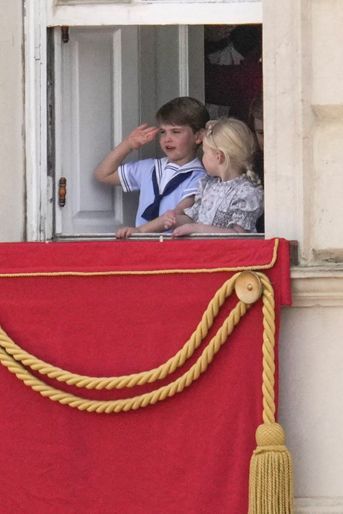 Lena Tindall avec le prince Louis de Cambridge à une fenêtre de Buckingham Palace à Londres, le 2 juin 2022