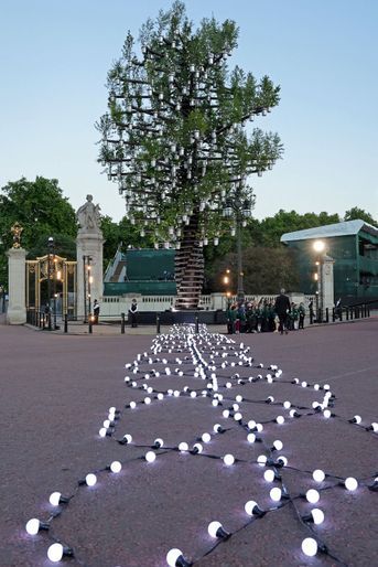 Illuminations du Jubilé devant le Palais de Buckingham à Londres en hommage à la reine Elizabeth II, le 2 juin 2022