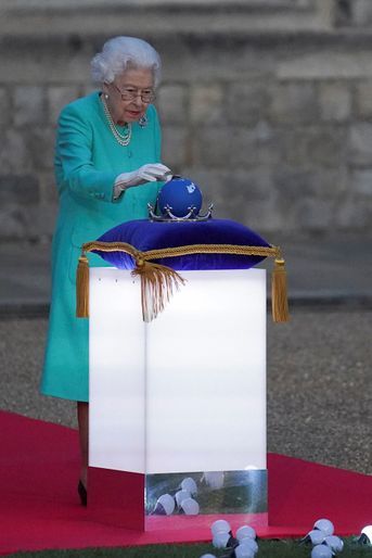 La reine Elizabeth II lance les illuminations de son jubilé de platine devant son château de Windsor, le 2 juin 2022
