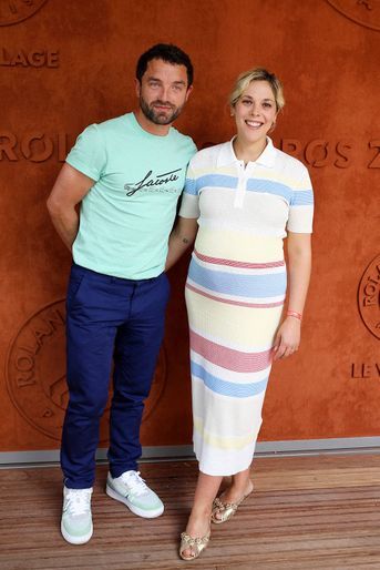 Alysson Paradis (enceinte) et son compagnon Guillaume Gouix lors des internationaux de France de Tennis de Roland Garros à Paris, le 2 juin 2022.
