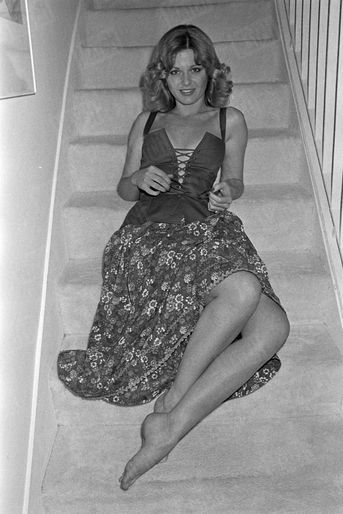 Jeane Manson dans son appartement parisien, pose pour Match en mai 1977.