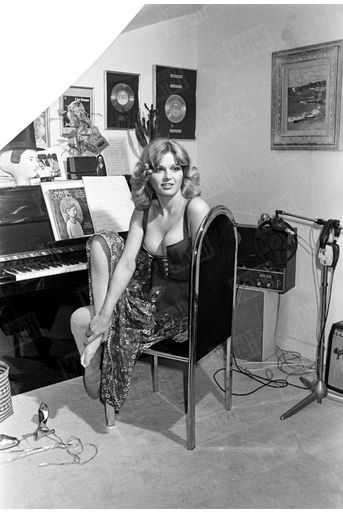 Jeane Manson dans la chambre de son appartement parisien, pose pour Match en mai 1977.