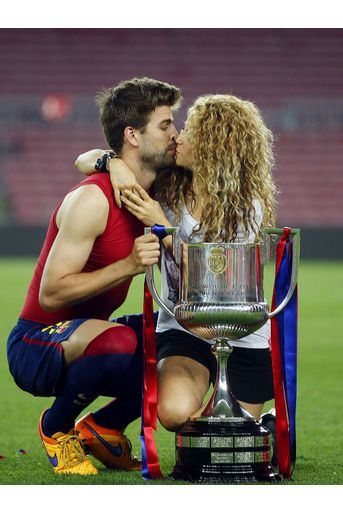 Gerard Piqué célèbre la victoire avec sa compagne Shakira en finale de Coupe du Roi, au Camp Nou à Barcelone, le 30 mai 2015.