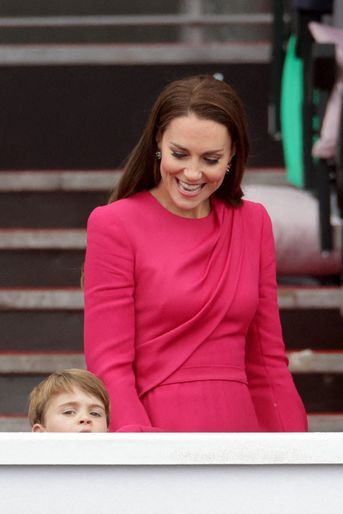 Kate Middleton et son fils le prince Louis arrivent en tribunes pour assister à la parade célébrant le jubilé de platine d'Elizabeth II, devant le palais de Buckingham à Londres, le 5 juin 2022. 