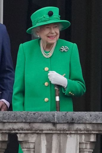 Elizabeth II apparaît au balcon du palais de Buckingham en famille pour clore son jubilé de platine, le 5 juin 2022 à Londres.