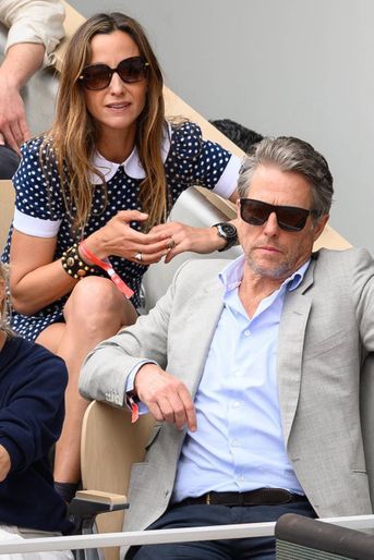 Hugh Grant et Anna Elisabet Eberstein dans les gradins de Roland-Garros, le 5 juin 2022.