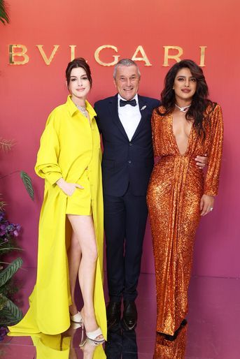 Les ambassadrices Anne Hathaway et Priyanka Chopra au bras du PDG de Bulgari Jean-Christophe Babin lors de la soirée «Bulgari Eden The Garden of Wonders», le 6 juin 2022, à Paris.