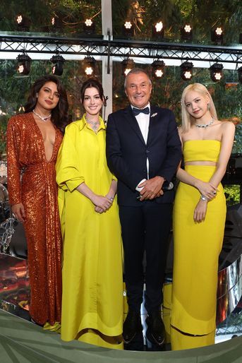 Les ambassadrices Bulgari, Anne Hathaway, Priyanka Chopra et Lalisa Manoban aux côtés du PDG de Bulgari Jean-Christophe Babin, lors de la soirée «Bulgari Eden The Garden of Wonders», le 6 juin 2022, à Paris.