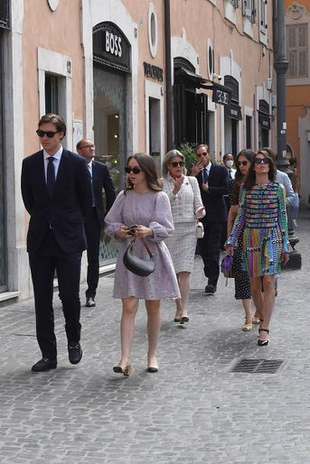 La princesse Alexandra de Hanovre et son compagnon Ben-Sylvester Strautmann, Charlotte Casiraghi et sa mère la princesse Caroline de Monaco se rendent à un mariage à la basilique San Lorenzo in Lucina à Rome, le 4 juin 2022. 