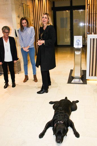 Julie Gayet et sa chienne Philae lors de la tournée de promotion de François Hollande pour son livre "Affronter" le 3 novembre 2021 au Mans.