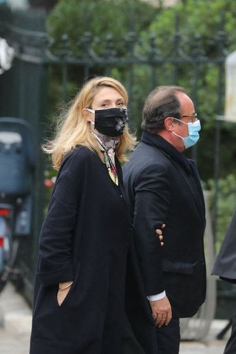 Julie Gayet et son compagnon François Hollande aux obsèques de Juliette Gréco à Paris, le 5 octobre 2020. 