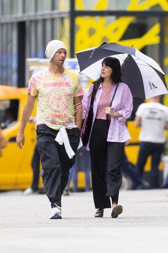 Mardi 7 juin, Chris Martin et Dakota Johnson ont fait une rare apparition publique ensemble dans les rues pluvieuses de New York.
