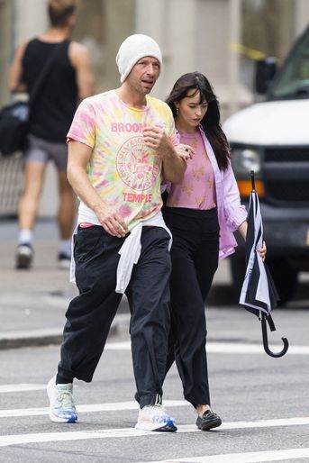 Le chanteur de 45 ans du groupe «Coldplay» portait un t-shirt tie and dye, un pull blanc attaché à la taille, un large pantalon noir ainsi qu'une paire de baskets blanches et un bonnet.