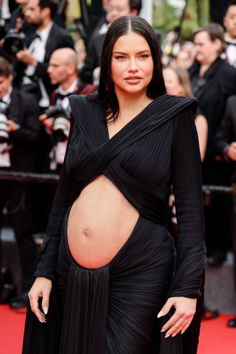Quelques jours plus tôt, mercredi 18 mai 2022, Adriana Lima avait déjà fait voir son baby bump dans un robe coupée à cet effet