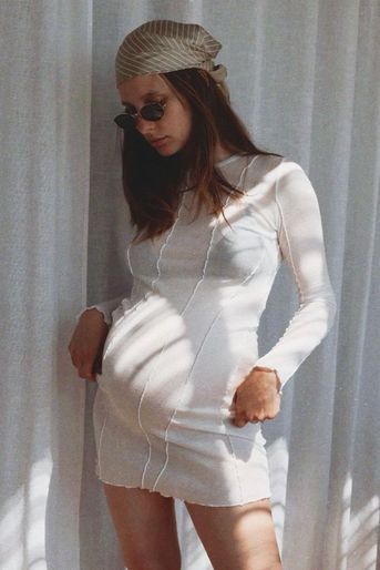 Ce n'est pas parce qu'elle est enceinte qu'Ilona Smet renonce aux robes moulantes, au contraire (avril 2022)