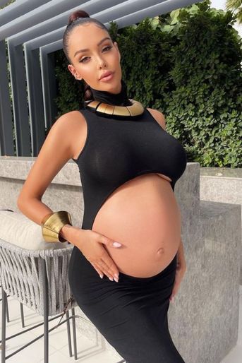Pourquoi cacher son ventre quand on peut porter une robe trouée spécialement pour montrer son baby bump ? C'était le credo de Nabilla pendant sa grossesse - elle a accouché en juin (ici en mai 2022)