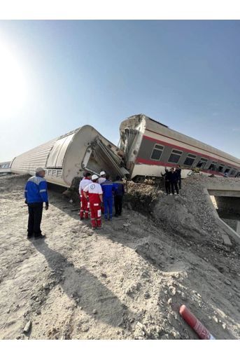 "Le train, qui transportait 348 passagers, a déraillé après avoir heurté une excavatrice" qui se trouvait près des rails, a déclaré Mir Hassan Moussavi, responsable adjoint des Chemins de fer de la République islamique. L'accident s'est produit à 05H30 locales (01H00 GMT). 