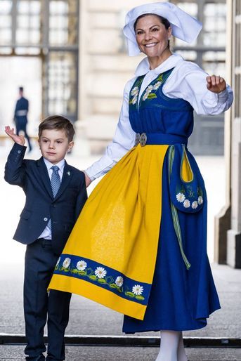 La princesse héritière Victoria de Suède et son fils le prince Oscar au Palais royal à Stockholm, le 6 juin 2022, jour de la Fête nationale