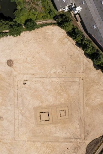 Vue aérienne du sanctuaire. On distingue les fondations du sanctuaire et les deux fana installés en son centre.