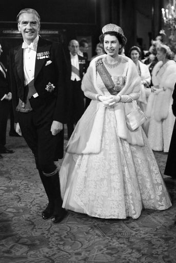 La reine Elizabeth II avec Anthony Eden, le 27 octobre 1955