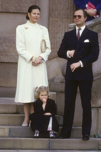 La princesse Madeleine de Suède avec ses parents, le roi Carl XVI Gustaf et la reine Silvia, en 1986