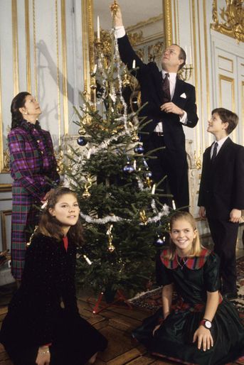 La princesse Madeleine de Suède avec ses parents, sa sœur et son frère, à Noël 1992 