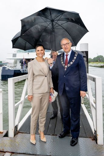 La princesse Victoria de Suède dans un tailleur Filippa K. aux Pays-Bas, le 8 juin 2022