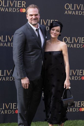 David Harbour (Jim Hooper) s'est marié avec Lily Allen en 2019 à Las Vegas devant un sosie d'Elvis Presley.