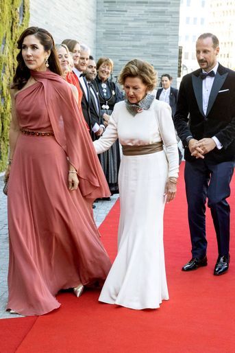 La princesse Mary de Danemark avec la reine Sonja et le prince Haakon de Norvège à Oslo, le 10 juin 2022