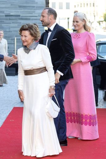 La reine Sonja de Norvège avec le prince Haakon et la princesse Mette-Marit à Oslo, le 10 juin 2022