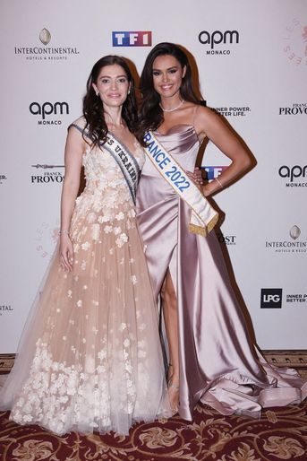 Elizaveta Yastremskaya (Miss Ukraine Universe 2020) et Diane Leyre (Miss France 2022) au gala de l'association «Les Bonnes Fées», à l'InterContinental Paris Le Grand, le 14 juin 2022.