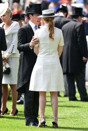 La princesse Beatrix d'York, de dos, avec son mari Edoardo Mapelli Mozzi au Royal Ascot, le 15 juin 2022