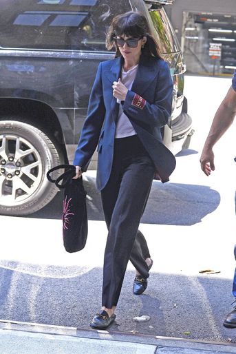 Vêtue d'un blazer et des chaussures Gucci, Dakota Johnson rentre à son hôtel new-yorkais le 15 juin 2022.