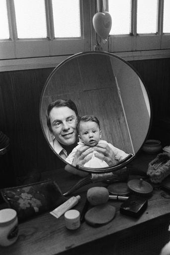 Jean-Louis Trintignant et sa fille Pauline, dans leur maison à Paris en 1969. 