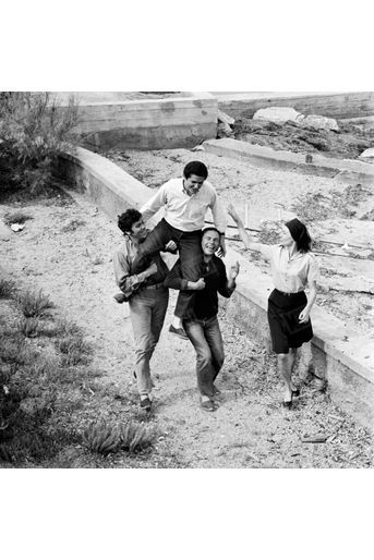 Pour fêter la consécration cannoise d&#039;«Un homme, une femme», en mai 1966, les acteurs Pierre Barouh et Jean-Louis Trintignant portent son réalisateur Claude Lelouch sur leurs épaules, suivis par Anouk Aimée. 