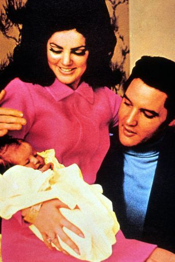 Le 1er février 1968, neuf mois jour pour jour après son mariage avec Elvis, Priscilla Presley donne naissance à une petite fille : Lisa Marie. 