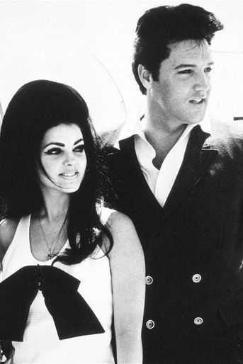 Après leur union, Elvis ne cache plus sa femme Priscilla. Ici, ils posent pour les photographes alors qu&#039;ils quittent Las Vegas après leur mariage. 