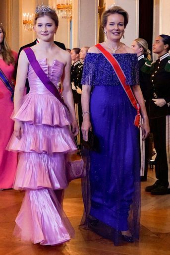 La princesse Elisabeth de Belgique et la reine des Belges Mathilde, dans des robes Armani Privé, à Oslo le 17 juin 2022