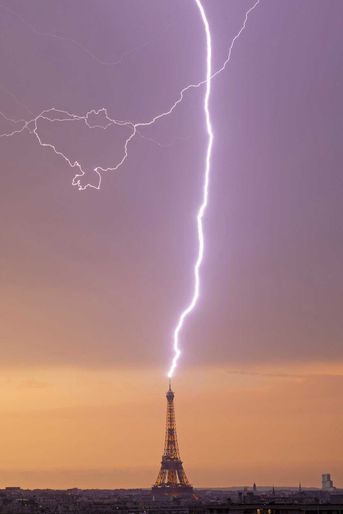 La tour Eiffel frappée par la foudre, dimanche 19 juin 2022.