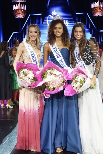 Andrea Furet, Océane Bobeche (élue Miss Paris 2022) et Adèle Bonnamour lors de l&#039;élection de Miss Paris 2022 au cabaret Lido sur les Champs-Elysées à Paris, le 19 juin 2022.