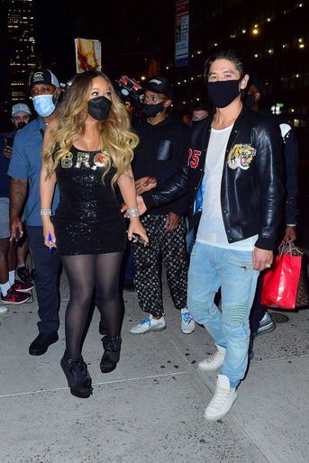 Mariah Carey et son compagnon Bryan Tanaka quittent un restaurant après la projection du film &quot;Bros&quot; à New York le 20 juin 2022.