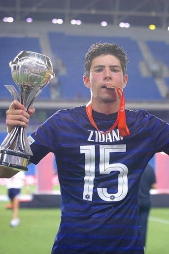 Zidane à de quoi être fier. À seulement 16 ans, Elyaz est buteur avec l'équipe de France U17. Les petits Bleus ont d'ailleurs été sacrés champions d'Europe U17 pour la troisième fois, après leur victoire le 1er juin 2022 en finale contre les Pays-Bas (2-1). 